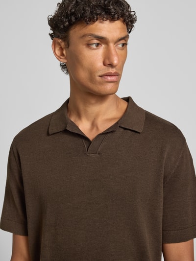 Męski model nosi Regular Fit Poloshirt aus Baumwoll-Leinen-Mix Modell 'MATTIS' od SELECTED HOMME, jednolity kolor, krój regular fit, krótki rękaw, dzianina, widok z przodu, zbliżenie na górę.