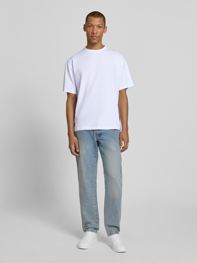Męski model nosi Regular Fit T-Shirt aus Baumwoll-Mix Modell 'GEZA-R' od Strellson, biały, jednolity, krótki rękaw, widok całej sylwetki z przodu.