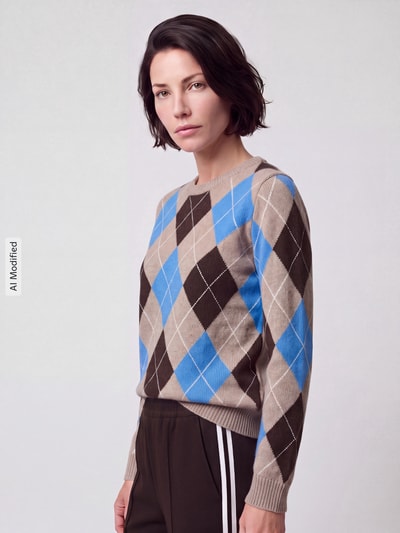 Frauenmodel trägt Regular Fit Pullover aus reinem Kaschmir von Jake*s Casual mit braun-blauem Rautenmuster, Nahaufnahme Oberkörper, KI-modifiziertes Bild.