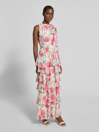 Frauenmodel trägt Maxikleid mit Schluppe Modell 'Marli' von Neo Noir aus Chiffon, floral gemustert, Taillierter Schnitt, Volantsaum, Ganzkörperansicht von vorne.