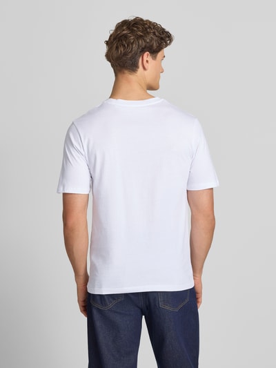 Männermodel trägt T-Shirt mit Label-Print Modell 'CASSIS' von Jack & Jones in Weiß, reine Baumwolle, Regular Fit, Ganzkörperansicht Rückansicht.
