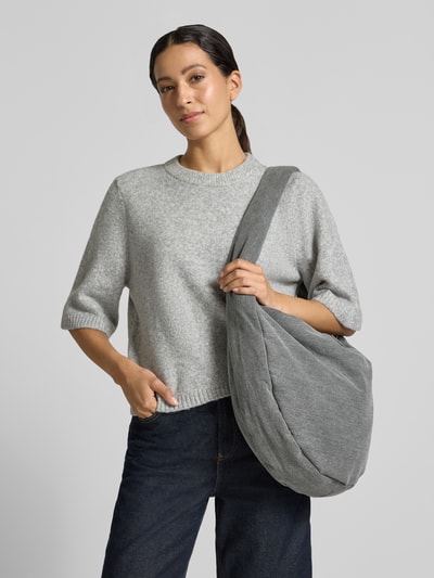 Kobiece modelka nosi Shoulder Bag aus reiner Baumwolle in Denim-Optik od Studio Noos, kolor szary, tkanina stylizowana na denim, detal z logo, Główna przegroda z zamkiem błyskawicznym, pasek na ramię, przegródka wewnętrzna zapinana na zamek błyskawiczny, Szerokość w rozmiarze 1: 49 cm, Długość w rozmiarze 1: 35 cm, Głębokość w rozmiarze 1: 11 cm, długość paska na ramię w rozmiarze 1: 80 cm, całkowite ujęcie górnej części ciała z przodu.