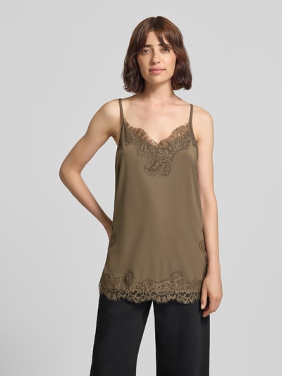 Frauenmodel trägt Top mit Spitzenbesatz Modell 'BICCO' von FREE/QUENT in Khaki, Relaxed Fit, Material-Mix mit Stretch, Ganzkörperansicht von vorne.