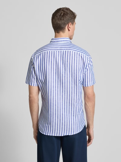 Männermodel trägt blau-weiß gestreiftes Slim Fit Business Hemd aus Leinen-Misch mit Kentkragen von Jake*s, Rückenansicht, Kurzarm