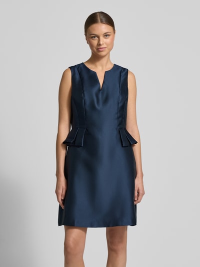 Modelka kobieca nosi Regular Fit Minikleid mit Zierbesatz od Adrianna Papell, satyna, tunikowy dekolt, bez rękawów, długość tyłu w rozmiarze 36: 89 cm, szerokość w rozmiarze 36: 46 cm, ciemnoniebieski kolor, przód całej sylwetki