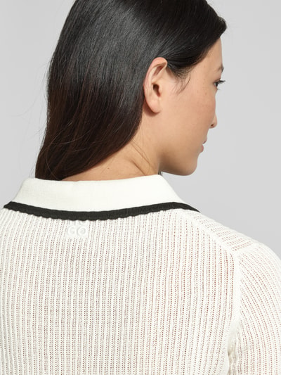 Frauenmodel trägt Regular Fit Strickshirt aus reiner Baumwolle Modell 'SLYSA' von HUGO, Optik: Unifarben, Struktur, Logo-Stitching, Detailaufnahme Rückansicht.