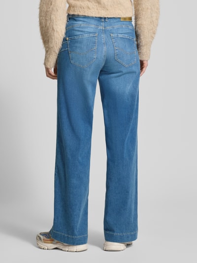 Frauenmodel trägt Wide Leg Jeans mit 5-Pocket-Design von MAC in hellem Blau, Baumwoll-Mix mit Stretch, weites Bein, Ganzkörperansicht Rückansicht.