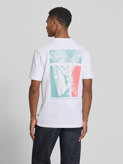 Męski model nosi Regular Fit T-Shirt aus reiner Baumwolle Modell 'TE_GROOVE' od BOSS Orange, jednokolorowy, foto print, okrągły dekolt, krótki rękaw, dżersej, czysta bawełna, Ganzkörperansicht Rückansicht.