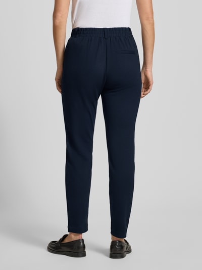Frauenmodel trägt Easy Pants mit Bundfalten von TOM TAILOR in Dunkelblau, Viskosemischung mit Stretch-Anteil, Ganzkörperansicht Rückansicht.