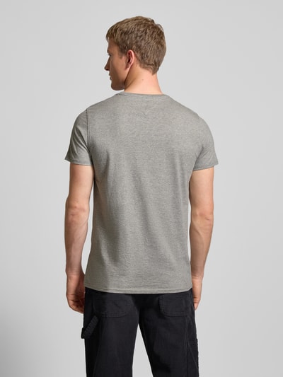 Męski model nosi T-shirt in Melange-Optik od Tommy Jeans, bawełna, prosty krój, efekt melanżu, okrągły dekolt, wyhaftowane logo, długość tyłu 68 cm, rozmiar M, całkowity widok z tyłu.