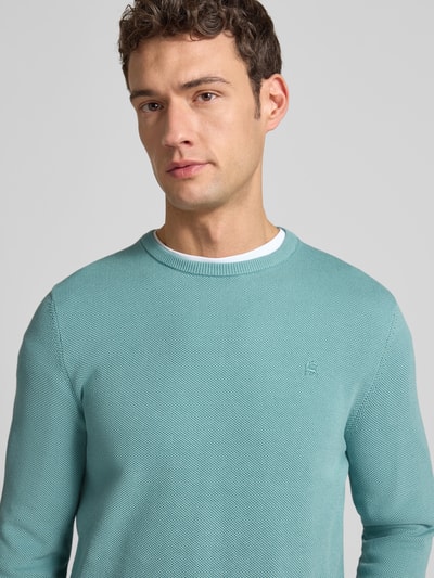 Męski model nosi Strickpullover mit Label-Stitching od Lerros, bawełna, regular fit, miękka faktura, kolor miętowy, zbliżenie na górę ciała.