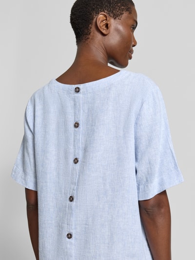 Frauenmodel trägt knielanges Kleid aus Leinen-Mix Modell 'Lava' von FREE/QUENT, Viskosemischung, gerade Form, Rückenansicht, Nahaufnahme Oberkörper.