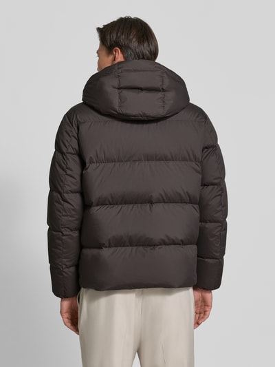 Männermodel trägt Regular Fit Daunenjacke mit Kapuzenkragen von Marc O'Polo, unifarben, wasserabweisend, Webware, Ganzkörperansicht Rückansicht.