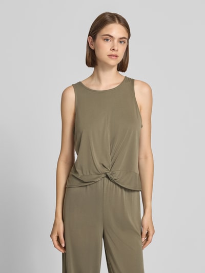 Frauenmodel trägt Regular Fit Top aus Viskose-Mix Modell 'ANORA' von PIECES, olivgrün, glatte Textur, Ganzkörperansicht von vorne. Damen Top von PIECES.