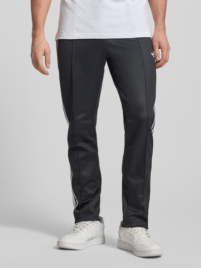 Männermodel trägt Sweatpants mit elastischem Bund von adidas Originals in Schwarz, Baumwoll-Mix, Lockerer-Schnitt, Ganzkörperansicht von vorne.