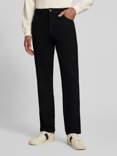 Männermodel trägt schwarze Straight Fit Jeans im 5-Pocket-Design Modell 'Texas' von Wrangler, Baumwoll-Mix, Ganzkörperansicht von vorne.