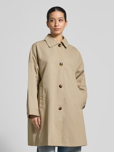 Frauenmodel trägt Regular Fit Mantel mit Umlegekragen Modell 'Zofia' von FREE/QUENT in Beige, Baumwoll-Mix, Ganzkörperansicht von vorne. Eingrifftaschen und durchgängige Knopfleiste, Rückenlänge 93 cm, Schulterbreite 56 cm, Brustweite 62 cm, Ärmellänge 58 cm.