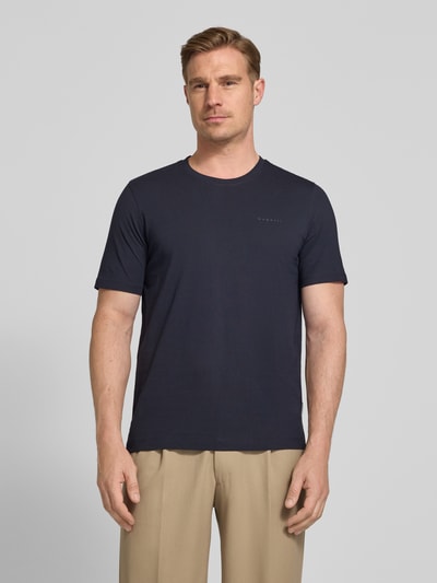 Männermodel trägt T-Shirt mit Label-Detail von bugatti in Dunkelblau, reine Baumwolle, gerader Schnitt, Rundhalsausschnitt, Ganzkörperansicht von vorne.