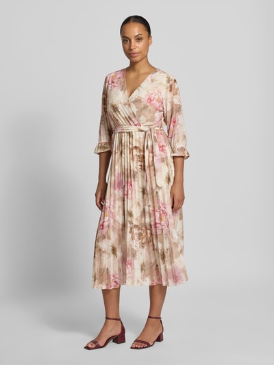 Vrouwenmodel draagt midi-jurk met all-over bloemenprint Model 'Matilda' van ZABAIONE, getailleerde pasvorm, V-hals, 1/2-mouwen, lichte en roze tinten, gladde textuur, Ganzkörperansicht von vorne.