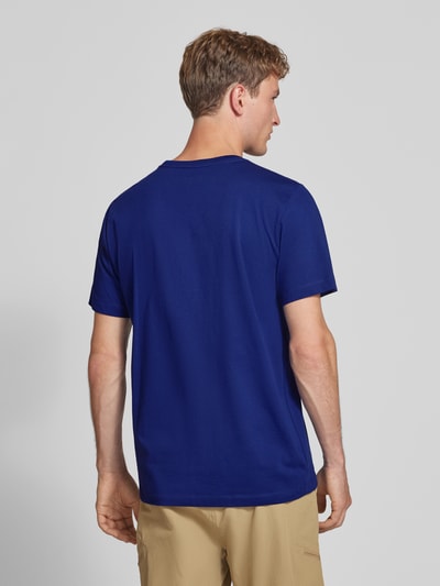 Männermodel trägt Regular fit t-shirt met ronde hals Model 'EVOLUTION' van The North Face, ruglengte maat M: 72 cm, labelstitching, volledig blauw, gladde textuur, ganzlichaamsaanzicht rugaanzicht.
