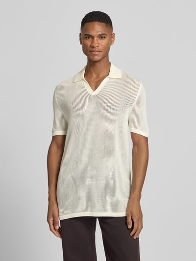 Männermodel trägt Slim Fit Poloshirt mit V-Ausschnitt von Antony Morato, Baumwoll-Modal-Mix, cremefarben, 1/2-Arm, Ganzkörperansicht von vorne. Rückenlänge bei Größe M: 75 cm.