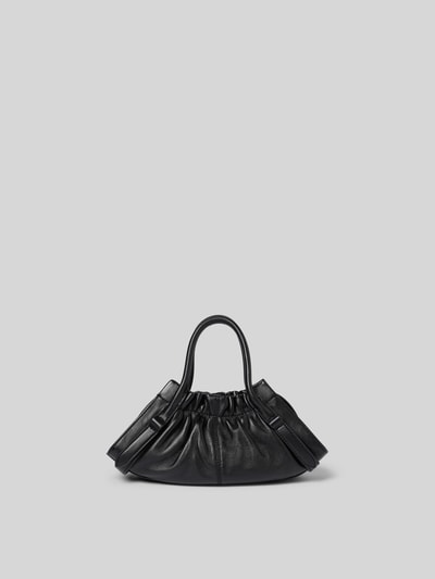 Produktfoto, Shoulder Bag aus echtem Lammleder von Marc Jacobs in Schwarz, Logo-Detail vorn, Raffungen, schmale Schulterriemen, Hauptfach mit Reißverschluss, Maße: Breite 30 cm, Länge 14 cm, Tiefe 11 cm.