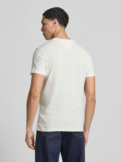Männermodel trägt Slim Fit T-Shirt aus reiner Baumwolle von Tommy Jeans, Optik: Unifarben, Kurzarm, Ganzkörperansicht Rückansicht.