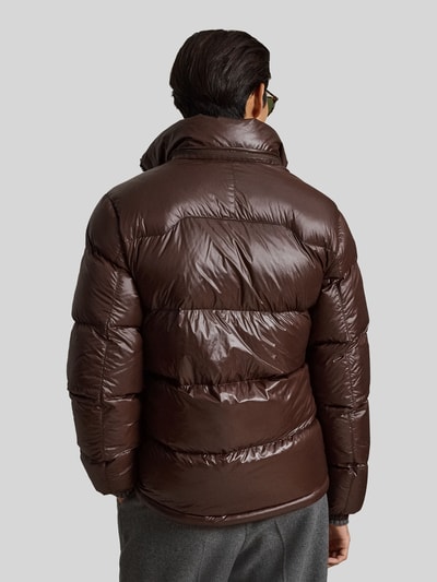 Männermodel trägt Regular Fit Steppjacke mit Zweiwege-Reißverschluss von Polo Ralph Lauren in Dunkelbraun mit glänzender Oberfläche, Ganzkörperansicht Rückansicht. Herren Steppjacke von Polo Ralph Lauren.