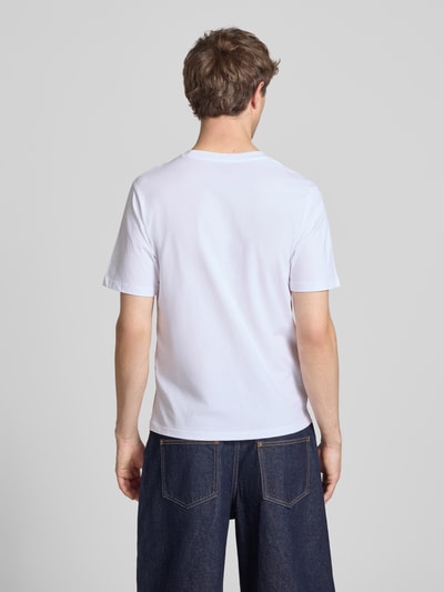 Männermodel trägt weißes T-Shirt mit Label-Print von Jack & Jones aus reiner Baumwolle, gerader Schnitt, Rundhalsausschnitt, Ganzkörperansicht Rückansicht.
