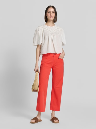 Frauenmodel trägt Straight Leg Hose aus Baumwoll-Mix Modell 'MAINE S' von Brax, Optik: Unifarben, Passform: Straight Fit, Länge: Cropped, Knopf und verdeckter Reißverschluss, Gürtelschlaufen, 5-Pocket-Design, Material: Baumwoll-Mix, intensive rote Farbe, glatte Textur, Ganzkörperansicht von vorne.
