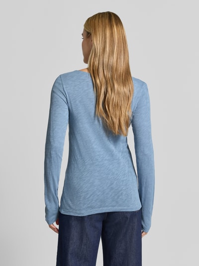 Frauenmodel trägt Regular Fit Langarmshirt aus reiner Baumwolle von Marc O'Polo in Hellblau, strukturierte Oberfläche, Ganzkörperansicht Rückansicht, Damen Langarmshirt von Marc O'Polo.