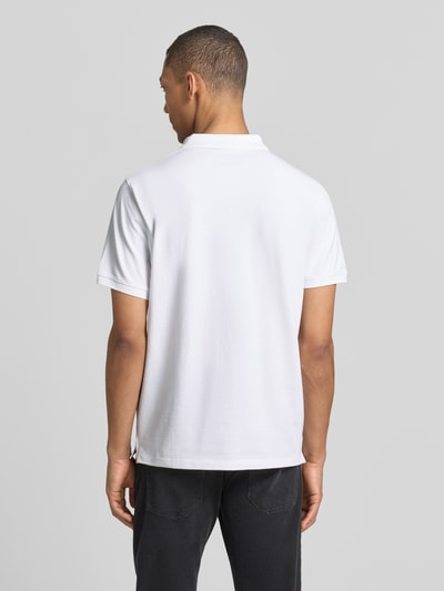 Męski model nosi Regular Fit Poloshirt in unifarbenem Design od camel active, bawełna z elastanem, krój regular fit, biały, widok całej sylwetki z tyłu.