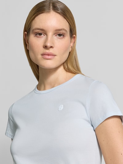 Frauenmodel trägt Regular Fit T-Shirt aus reiner Baumwolle Modell 'Eventsa11' von BOSS in Hellblau, unifarben, Jersey, Nahaufnahme Oberkörper