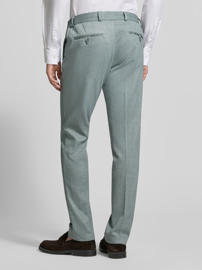 Männermodel trägt Straight Fit Stoffhose mit Bundfalten Modell 'Sparta' von Zuitable, Material-Mix mit Baumwoll-Anteil, Ganzkörperansicht Rückansicht.