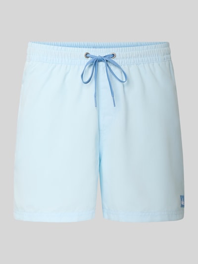 Produktfoto, hellblaue Regular Fit Badehose mit Logo-Patch Modell 'Everyday' von Quiksilver, elastischer Bund mit Tunnelzug für Herren