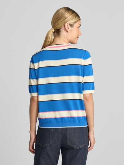 Kobieta prezentuje Slim Fit Pullover aus reiner Baumwolle od Jake*s Casual, sweter w paski niebiesko-kremowe, tekstura gładka, całkowity widok tyłu.
