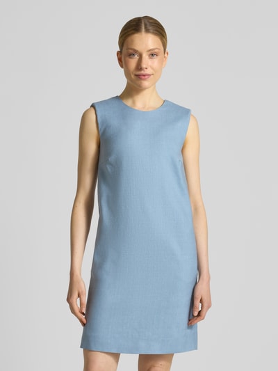 Frauenmodel trägt Knielanges Kleid aus Leinen-Mix mit Rundhalsausschnitt von Windsor in Hellblau, Straight Fit, feine Textur, Ganzkörperansicht von vorne.