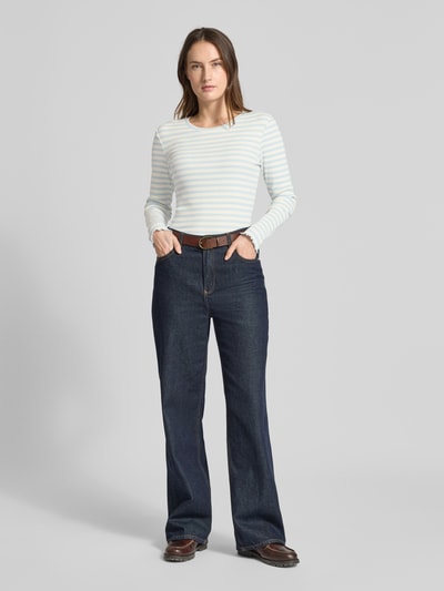 Modelka nosi Slim Fit Langarmshirt aus Bio-Baumwoll-Mix Modell 'ANNA' od Selected Femme, wielokolorowy, w paski, okrągły dekolt, długość rękawa długa, dzianina prążkowana, krój slim fit, widok całej sylwetki z przodu.