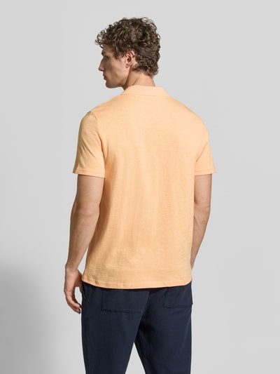 Männermodel trägt Slim Fit Poloshirt mit V-Ausschnitt von MCNEAL in Pfirsich, reine Baumwolle, Rückenlänge 68 cm, Ganzkörperansicht Rückansicht.