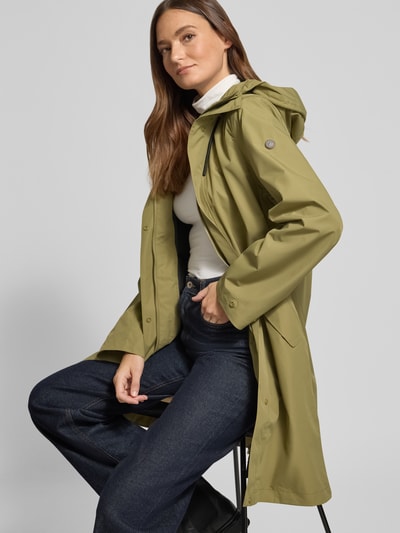 Frauenmodel trägt Parka mit Pattentaschen Modell 'ELINA' von Didriksons in Olivgrün, glatte Textur, Relaxed Fit, Nahaufnahme Oberkörper