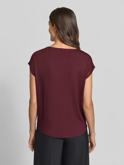 Vrouwenmodel draagt T-Shirt uit viscosemix van MORE, recht model, glanzende look, verlengde achterkant, ruglengte maat 36: 64 cm, geheel van achteren bekeken.