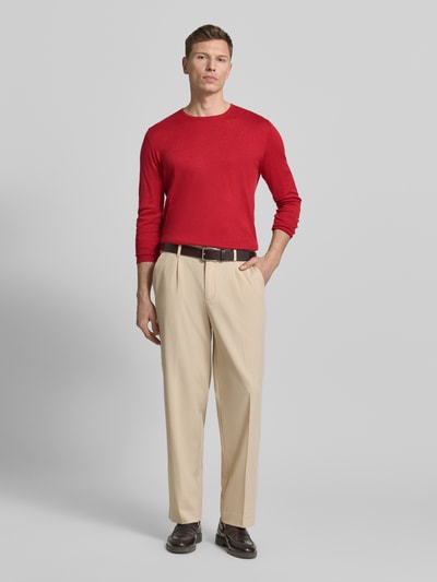 Männermodel trägt Strickpullover mit Rundhalsausschnitt von Christian Berg Men, reine Baumwolle, Regular Fit, leuchtend rot, Ganzkörperansicht von vorne.
