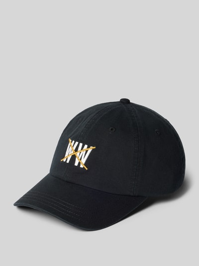Produktfoto, schwarze Base Cap mit weiß-gelbem Logo-Stitching, reiner Baumwollstoff, Modell 'Taxi' von Wood Wood, sichtbare Struktur