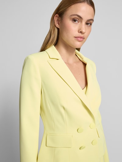Frauenmodel trägt Blazer mit Reverskragen und doppelreihigem Knopfverschluss von Rinascimento in Gelb, taillierter Schnitt, Nahaufnahme Oberkörper.