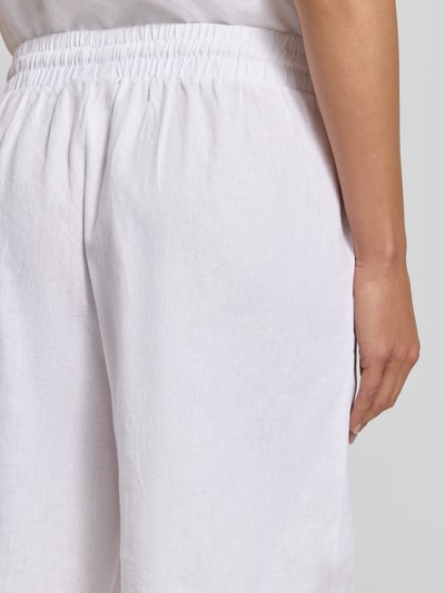 Frauenmodel trägt weiße Leinenshorts mit elastischem Bund Modell 'Lava' von FREE/QUENT im Leinen-Mix mit Viskose-Anteil, Detailaufnahme. Loose-Fit, Bundweite bei Größe S: 39 cm, Innenbeinlänge bei Größe S: 50 cm, mit Kordelzug und französischen Eingrifftaschen.