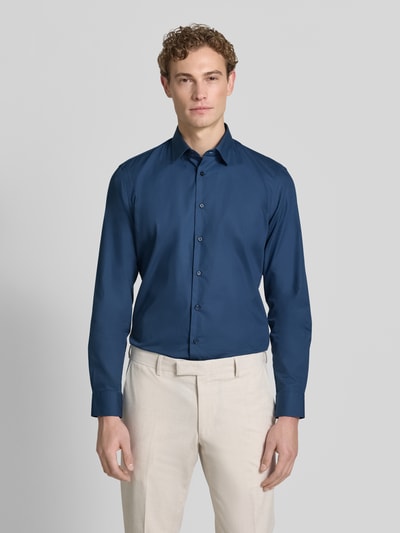 Männermodel trägt Slim Fit Business-Hemd mit Kentkragen von Jake*s in Dunkelblau, Reine Baumwolle, Knopfleiste, Ganzkörperansicht von vorne, Rückenlänge bei Größe 39/40: 79 cm, Schulterbreite 45 cm, Ärmellänge 67 cm.