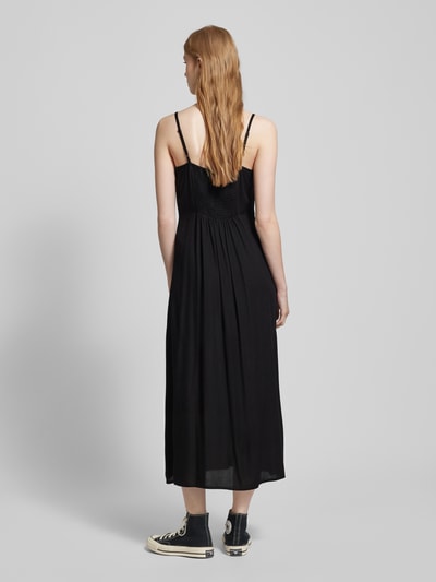 Pieces Sukienka midi z falbanami model ‘NYA’ Czarny 5