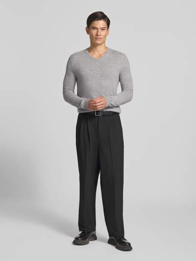 Männermodel trägt Strickpullover aus Kaschmir mit V-Ausschnitt von Christian Berg Men in Grau, Regular Fit, Ganzkörperansicht von vorne.