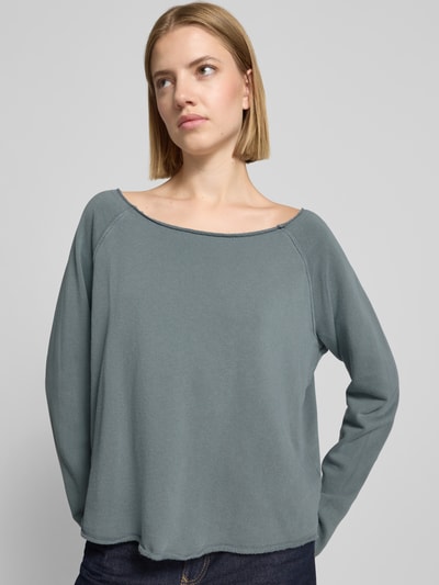 Frauenmodel trägt Sweatshirt mit Rollsaum Modell 'VIBTOWN' von American Vintage in Grau, relaxed Fit, reine Baumwolle, Nahaufnahme Oberkörper.