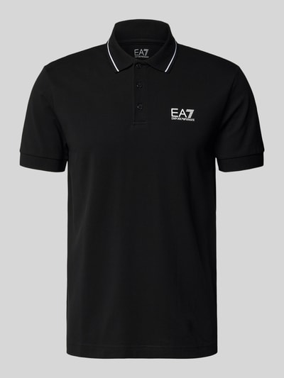 Produktfoto, Regular Fit Poloshirt mit Logo-Print von EA7 Emporio Armani, schwarz, glatte Baumwoll-Mix-Struktur, Polokragen, Kurzärmelig, elastische Ärmelabschlüsse, Rückenlänge 70 cm bei Größe M